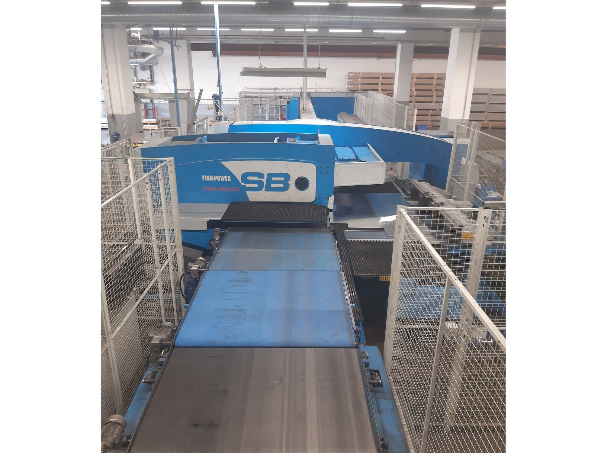 Vista frontale della macchina Prima Power SB8