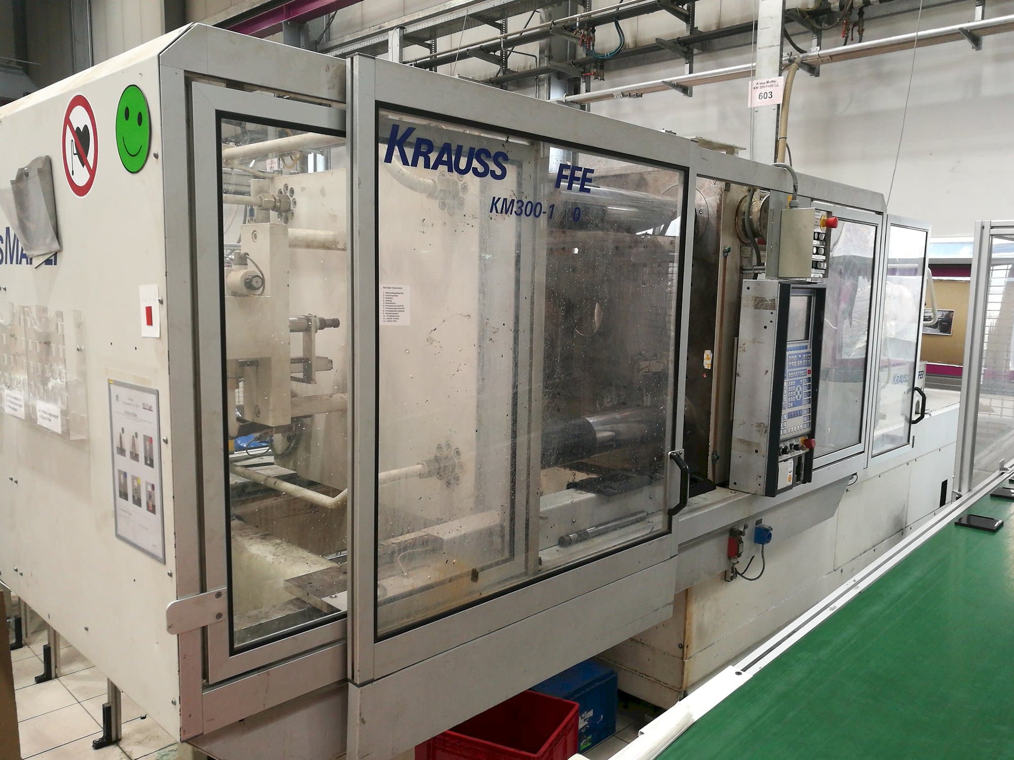Vista lato sinistro della macchina Krauss Maffei KM 300-1400 C2