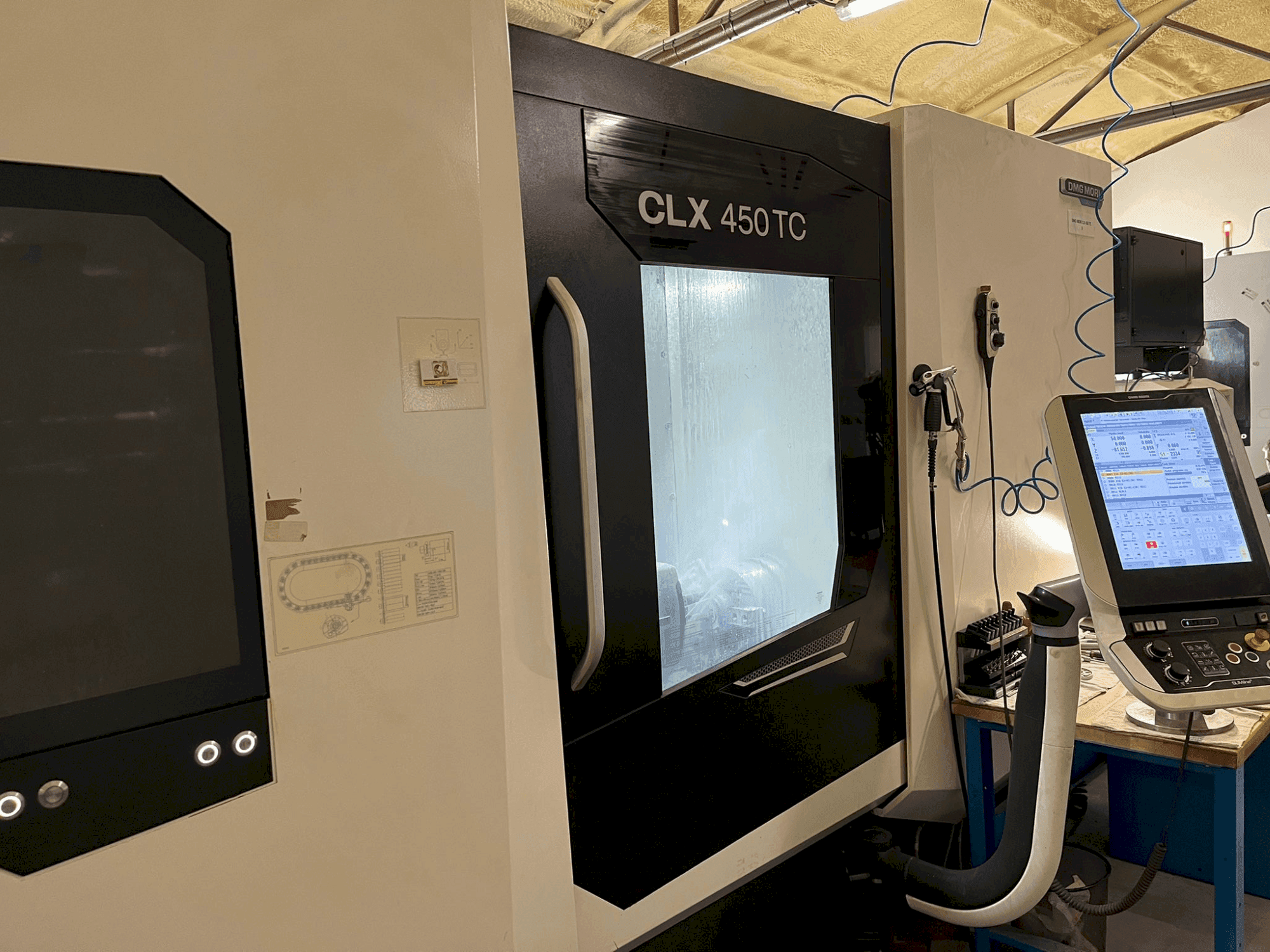 Vista frontale della macchina DMG MORI CLX 450 TC