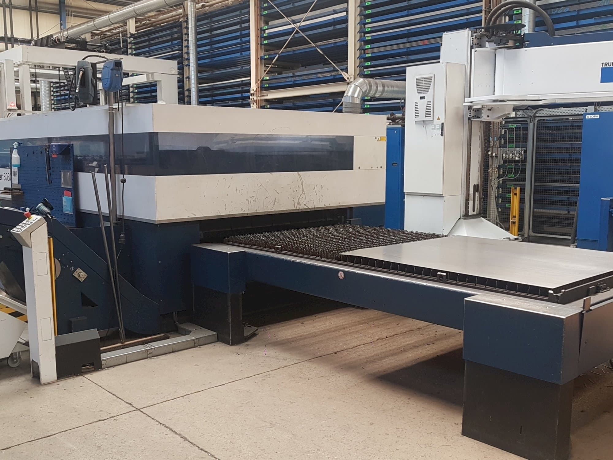 Vista frontale della macchina Trumpf TruLaser 3030 L20