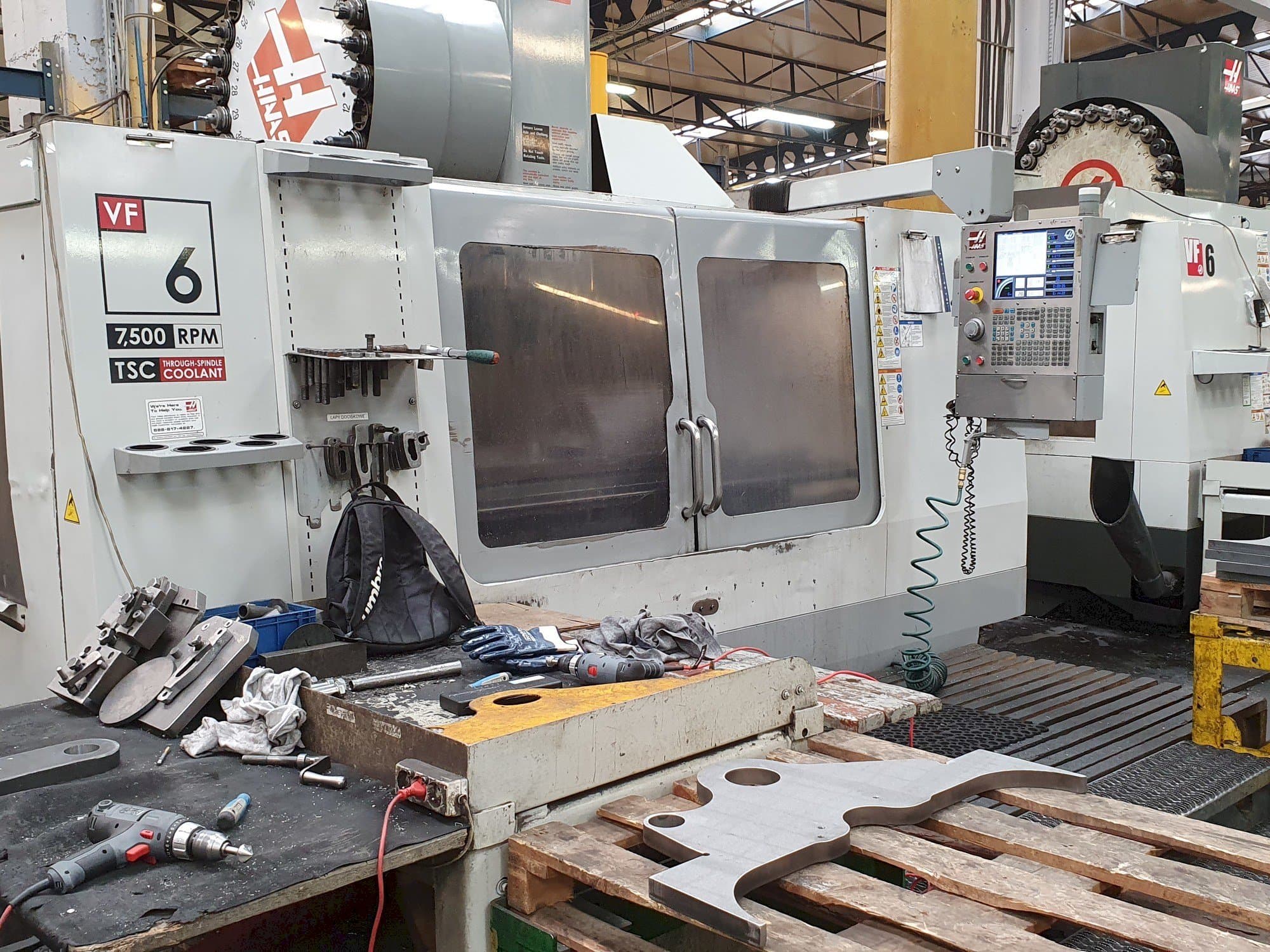 Vista frontale della macchina HAAS VF-6 / 50HE