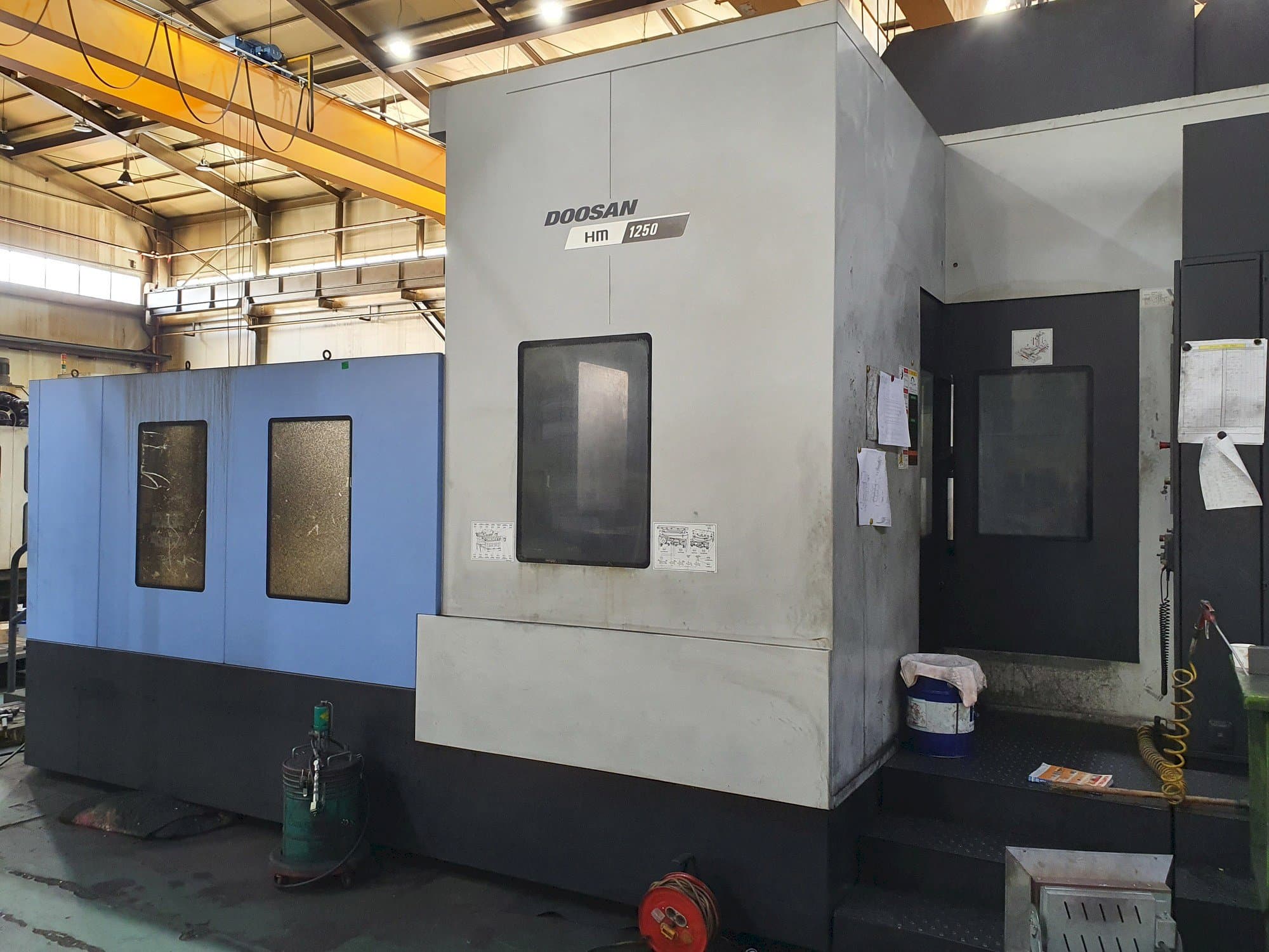 Vista frontale della macchina Doosan HM 1250