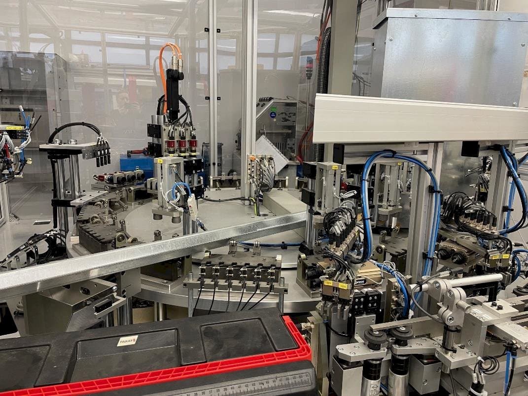 Vista frontale della macchina TEAM AUTOMATION BERLIN Tattoo Needle Testing System