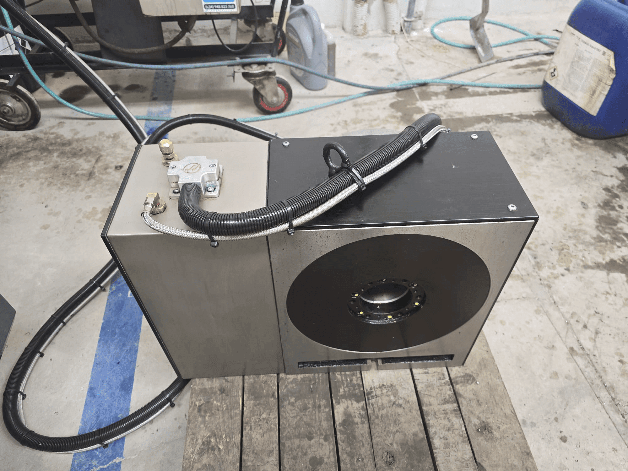 Vista frontale della macchina HAAS HRT310