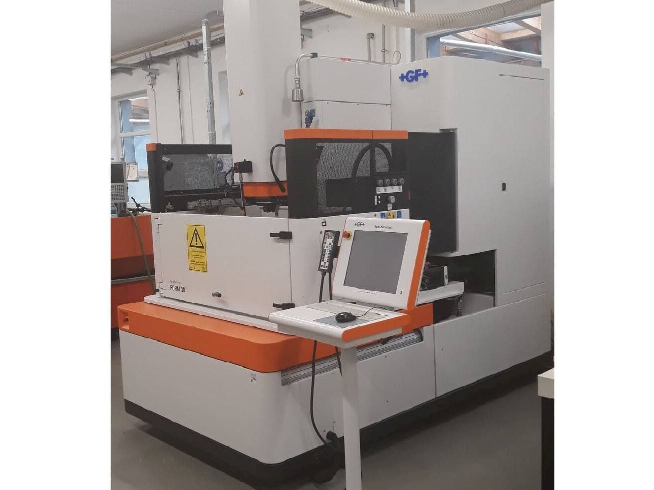 Vista frontale della macchina AgieCharmilles Form 30