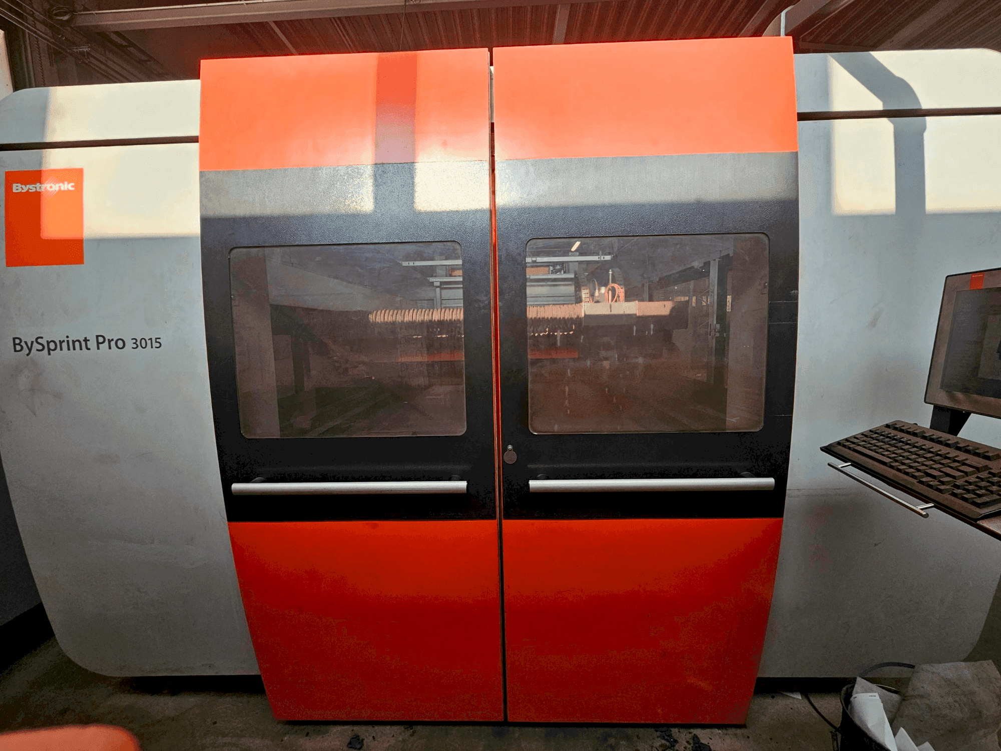Vista frontale della macchina Bystronic Bysprint Pro 3015