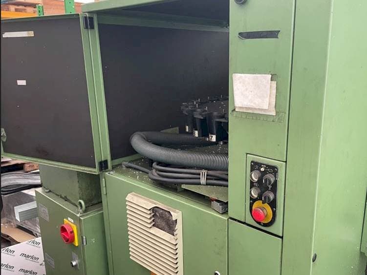 Vista frontale della macchina DECKEL FP4AT