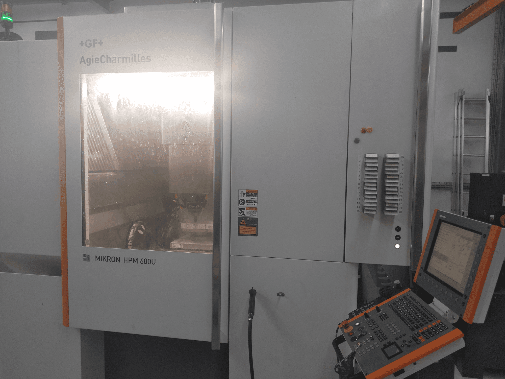 Vista frontale della macchina MIKRON HPM 600U