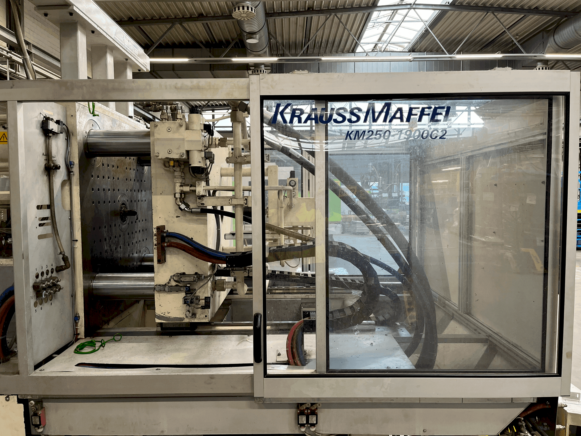 Vista frontale della macchina Krauss Maffei 250-1900 C2