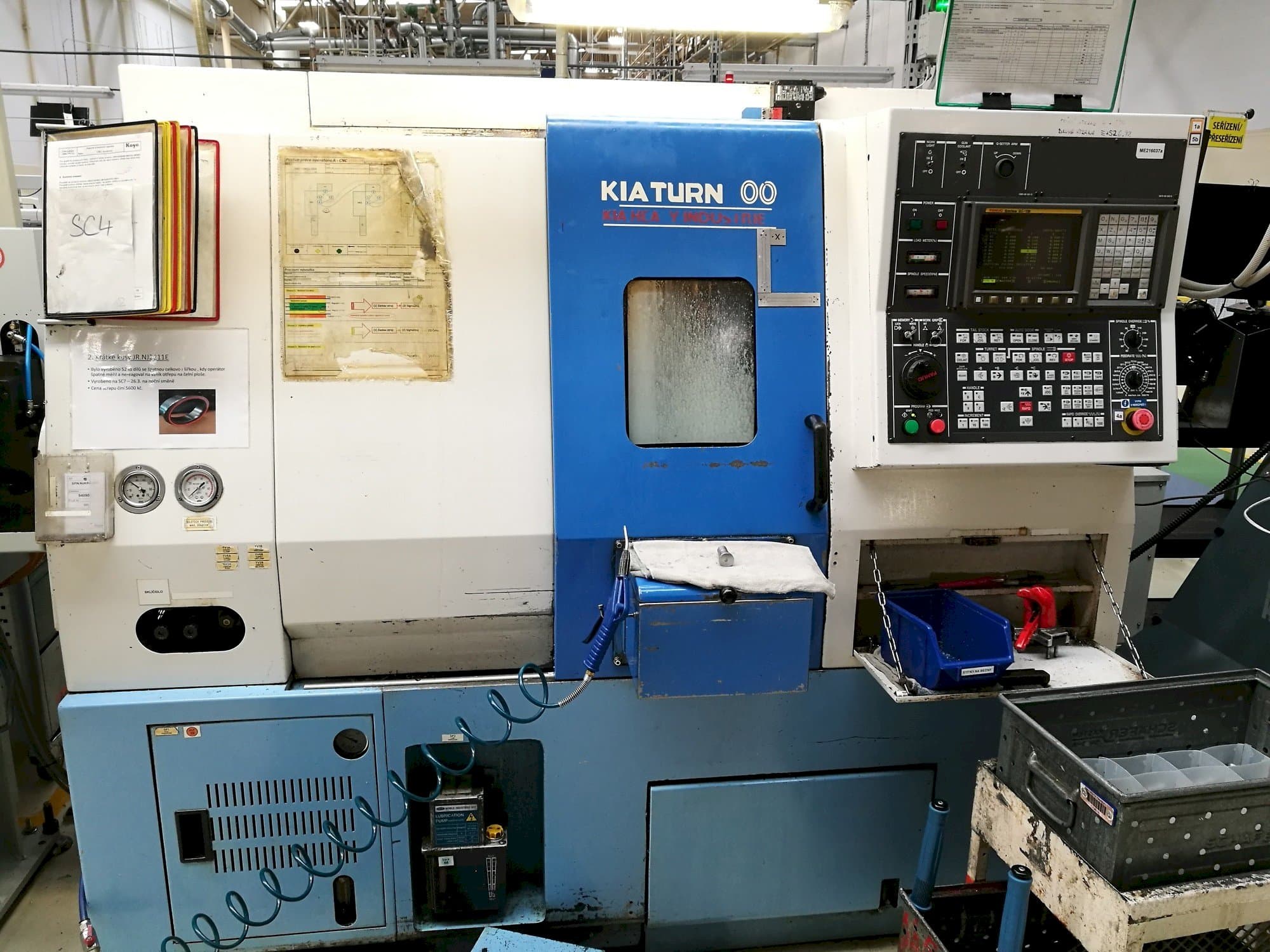 Vista frontale della macchina Kia Super Kia Turn 200