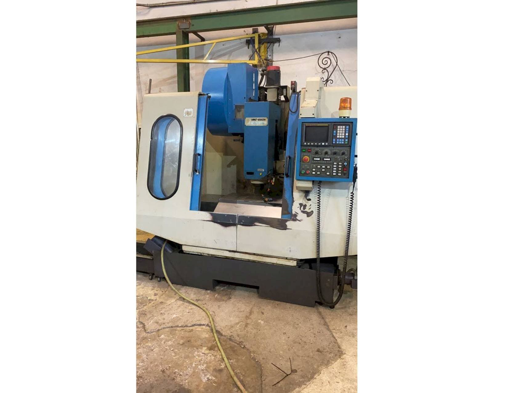 Vista frontale della macchina Johnford VMC 650A