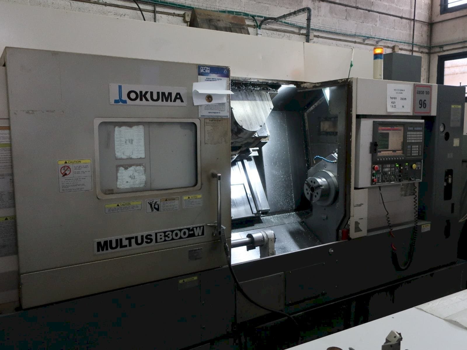Vista frontale della macchina Okuma MULTUS B300-W
