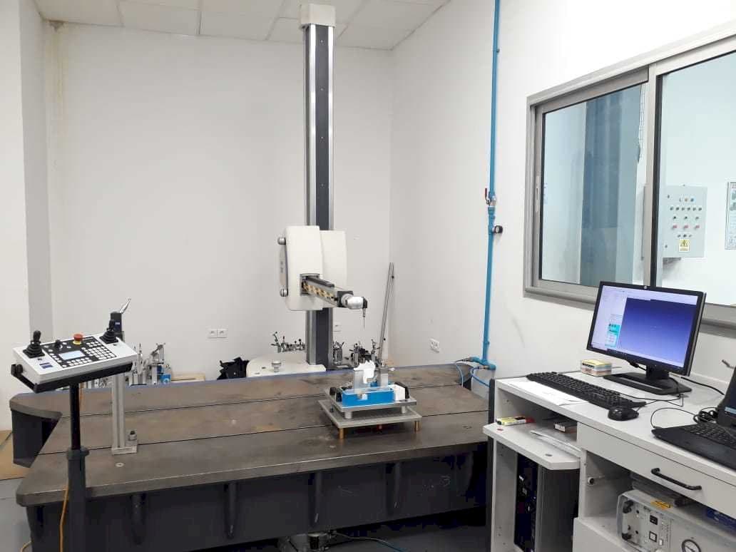 Vista frontale della macchina ZEISS Carmet CNC