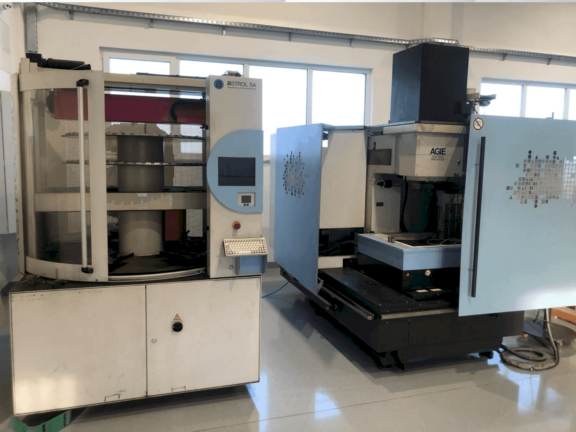 Vista frontale della macchina AGIE AGIETRON Innovation 2