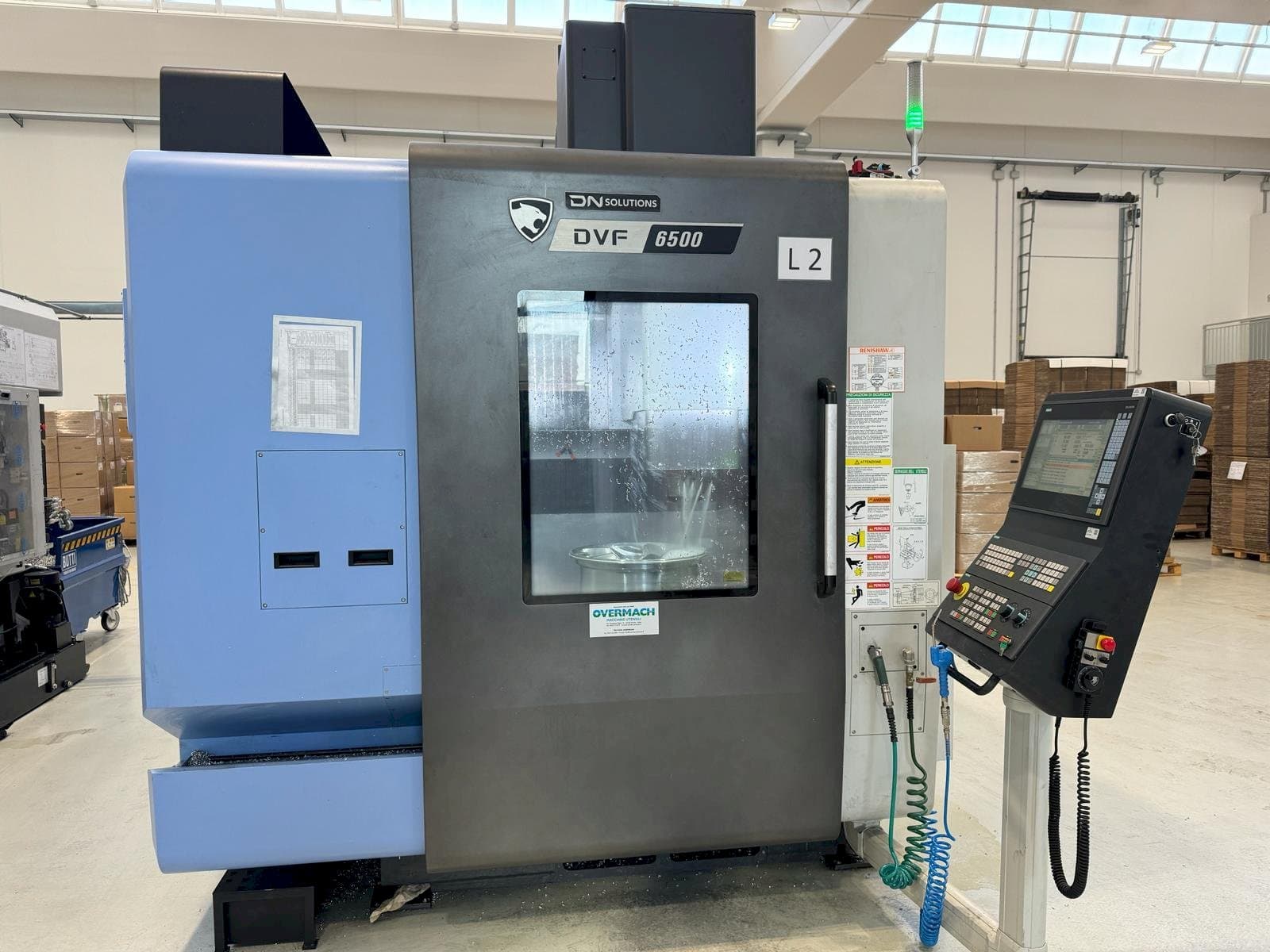 Vista frontale della macchina DN SOLUTIONS DVF 6500