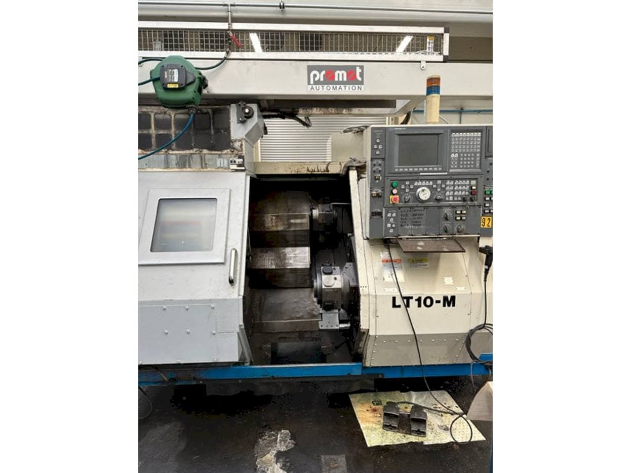 Vista frontale della macchina Okuma LT10