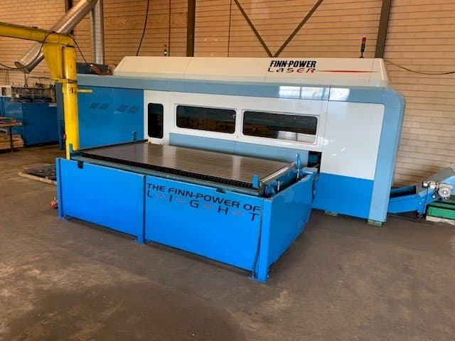 Vista frontale della macchina Finn-Power FPL6-BL