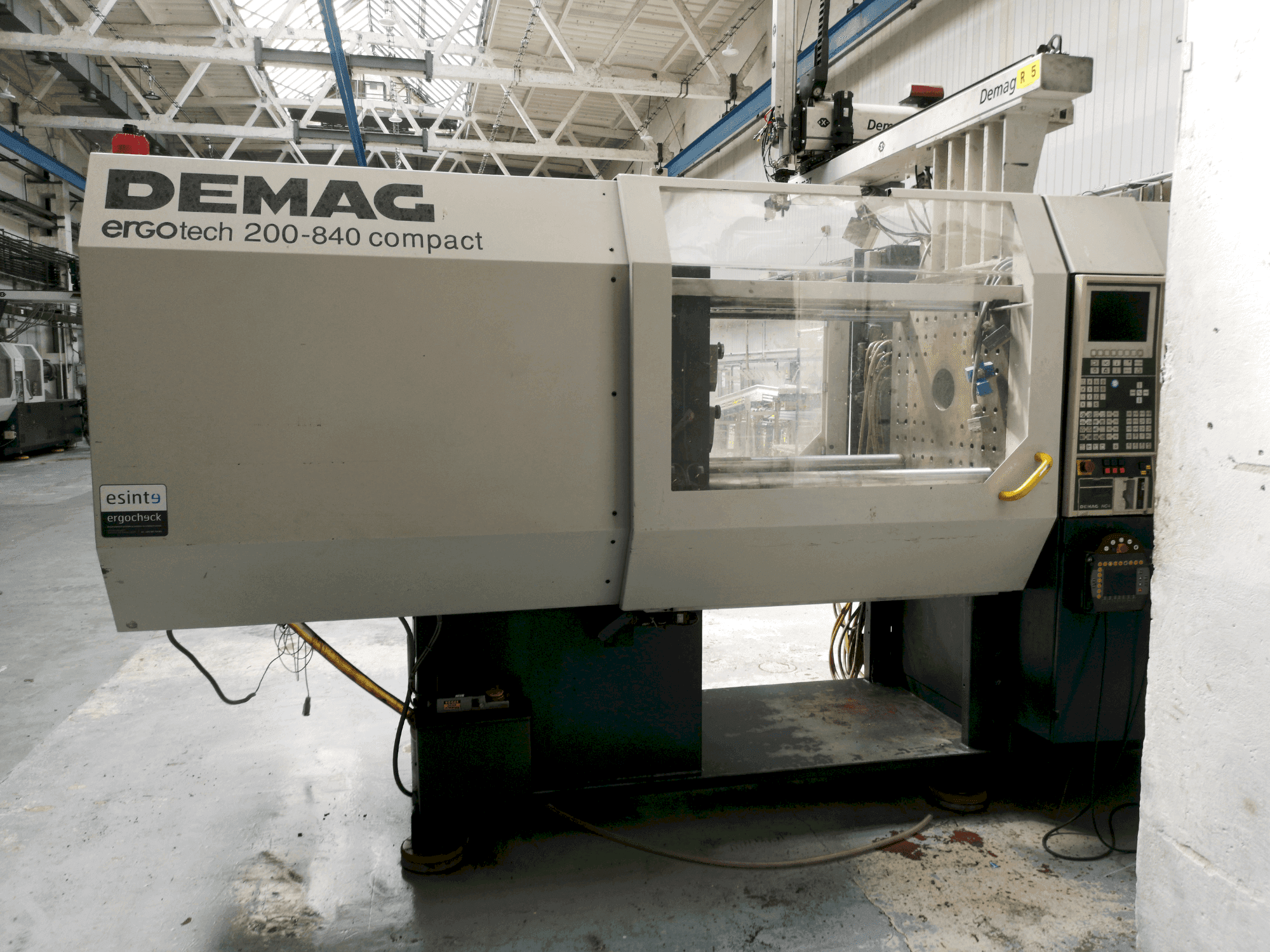 Vista frontale della macchina DEMAG Ergotech 200-840 Compact
