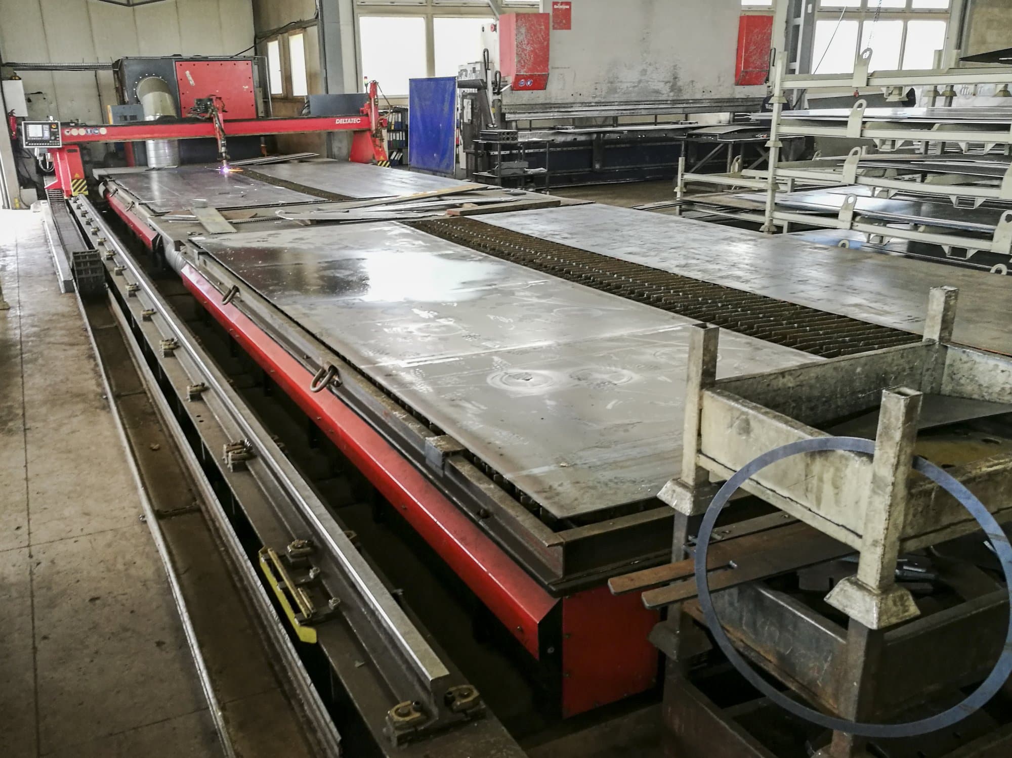 Vista lato sinistro della macchina KOIKE DELTATEC