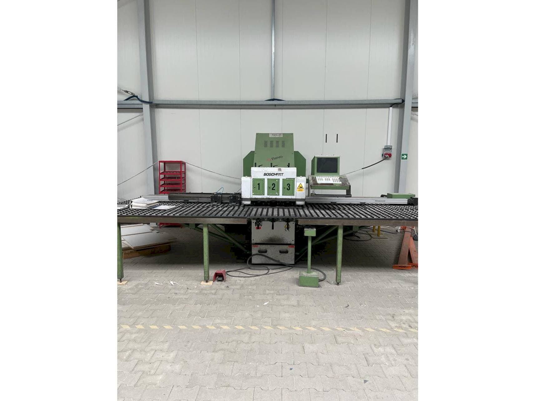 Vista frontale della macchina BOSCHERT TRI 1250 CNC Z
