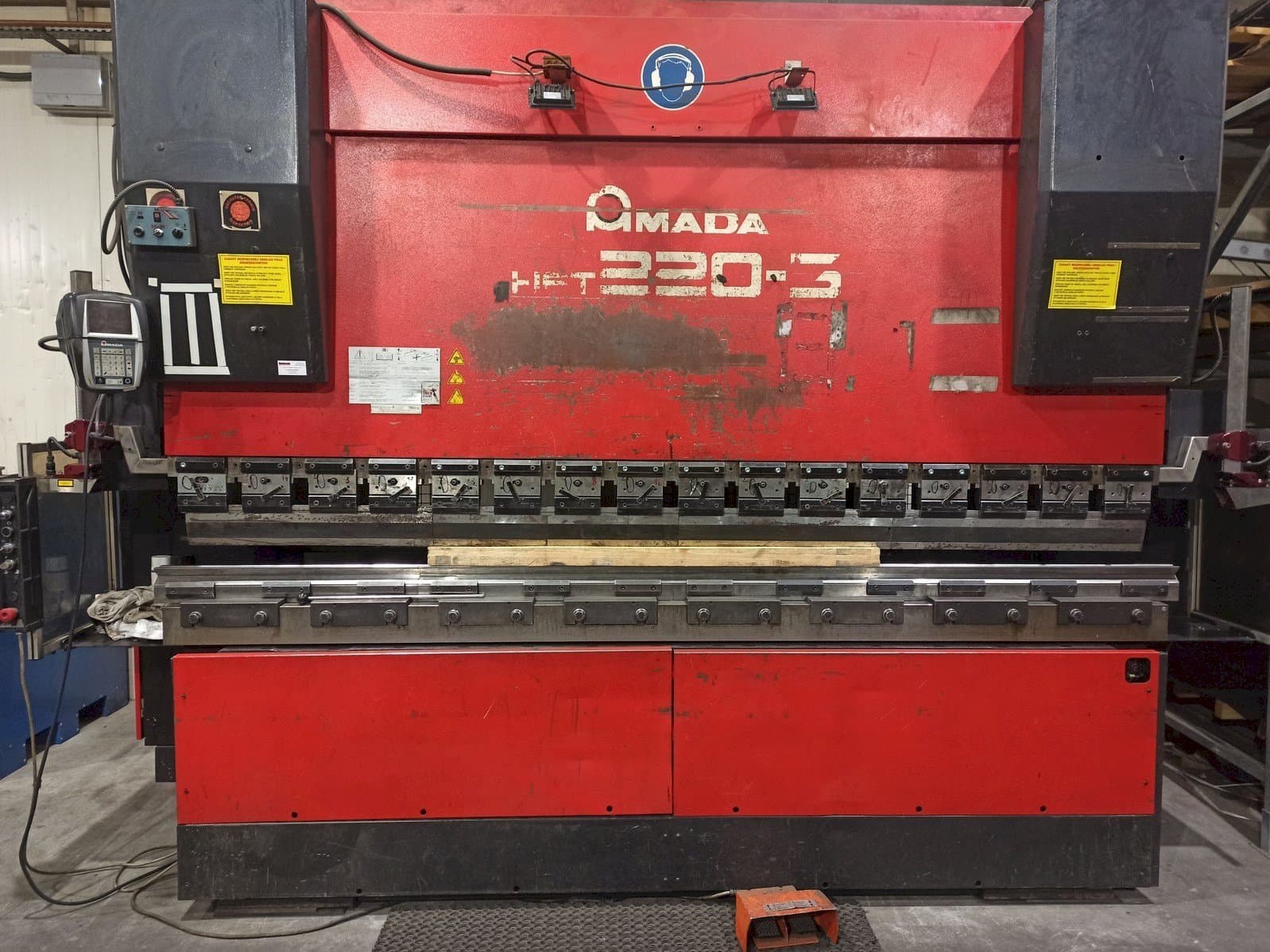 Vista frontale della macchina AMADA HFT 220-3