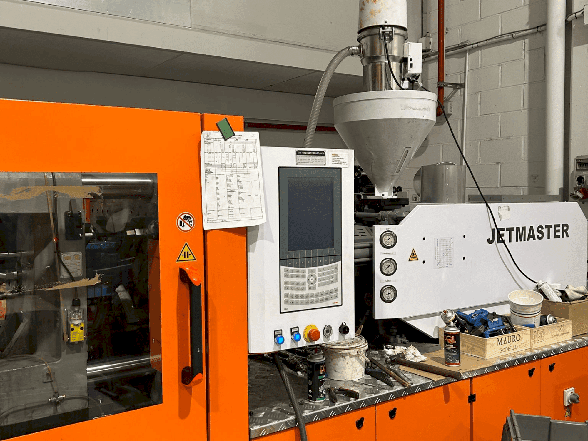 Vista frontale della macchina CHEN HSONG JM200-MK6e