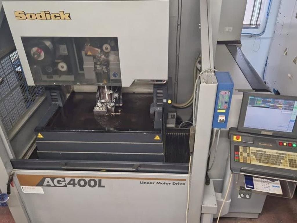 Vista frontale della macchina Sodick AG400L