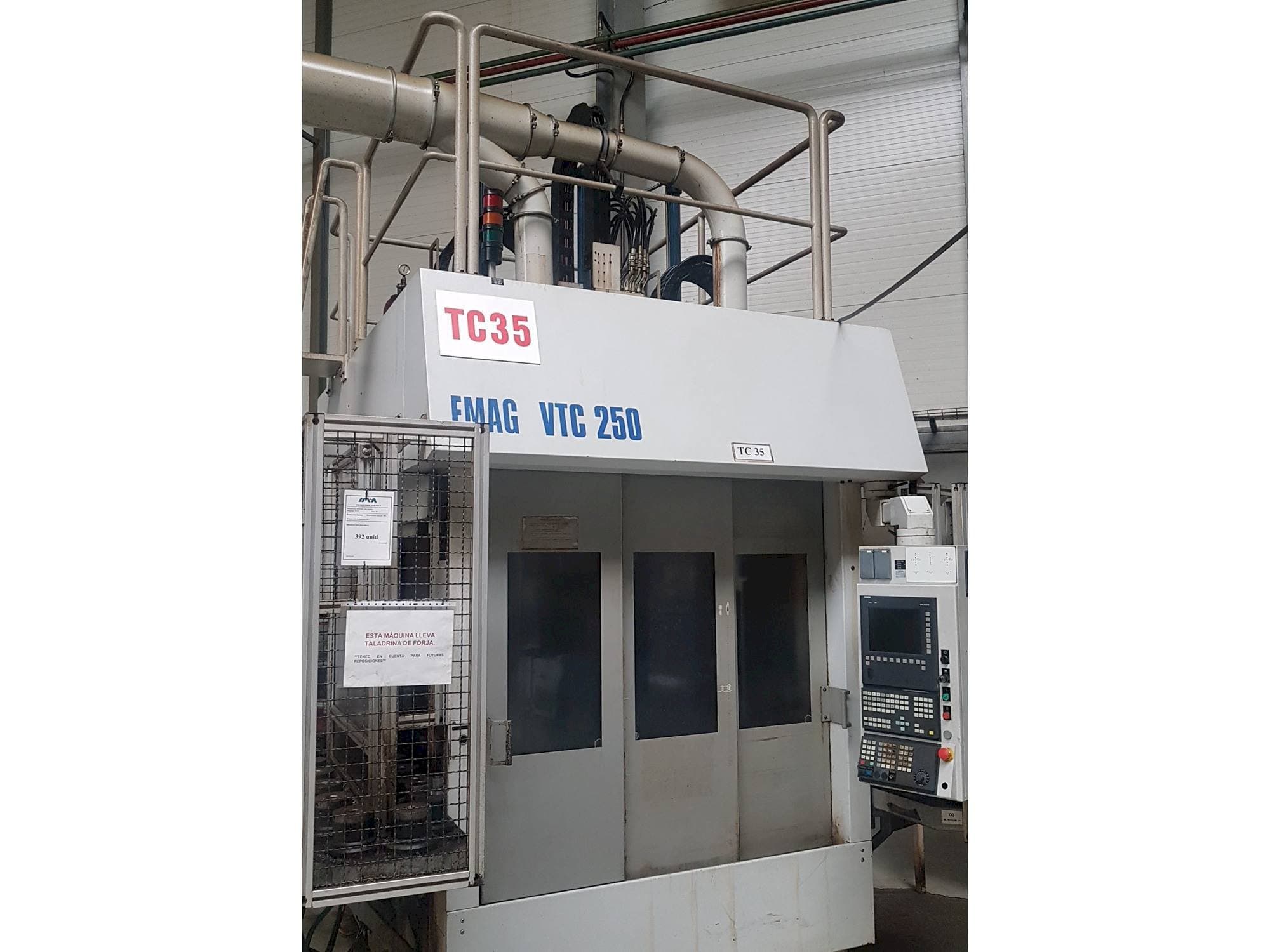 Vista frontale della macchina EMAG VTC 250