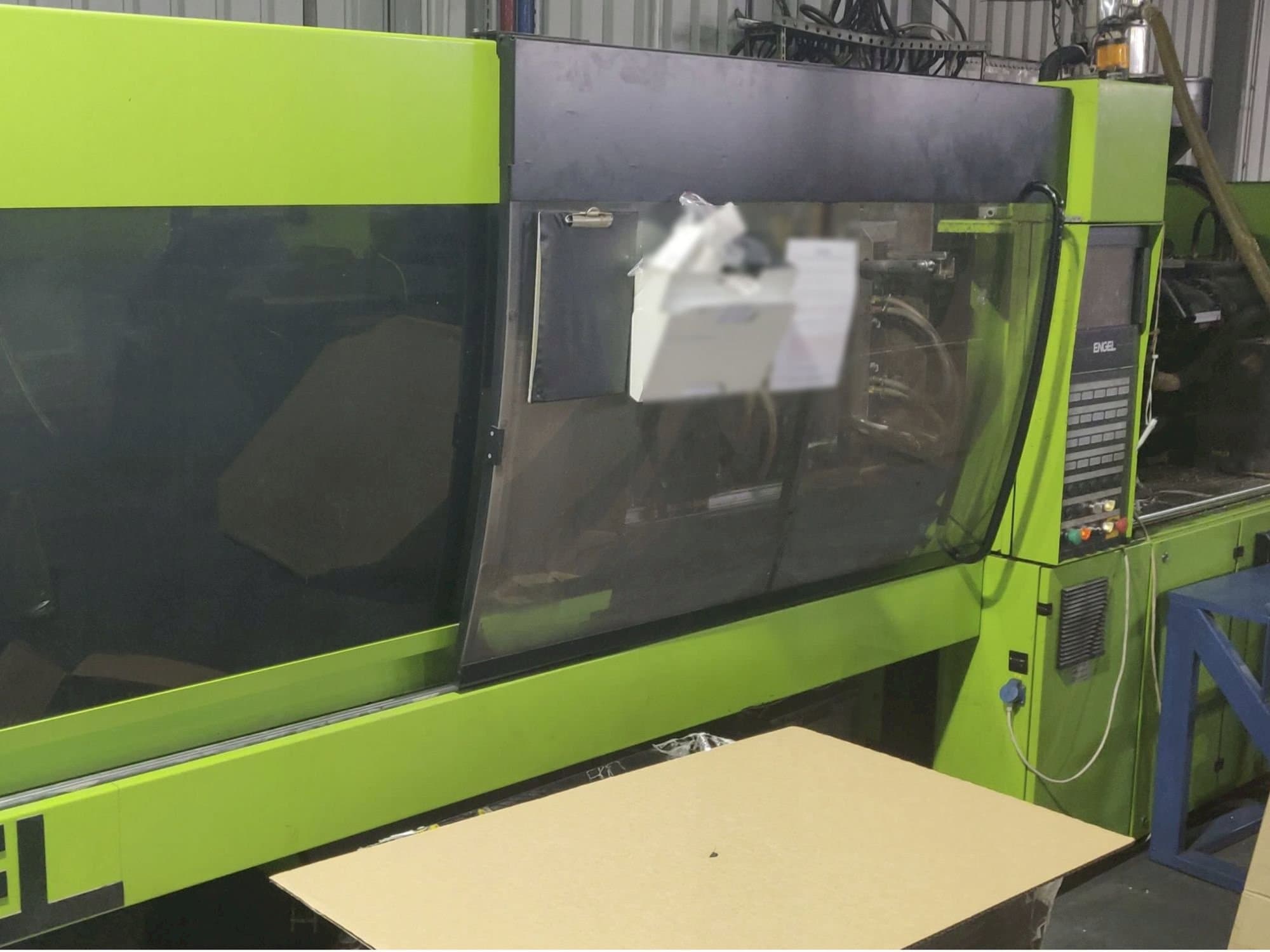 Vista frontale della macchina ENGEL Victory 1050/220 Tech