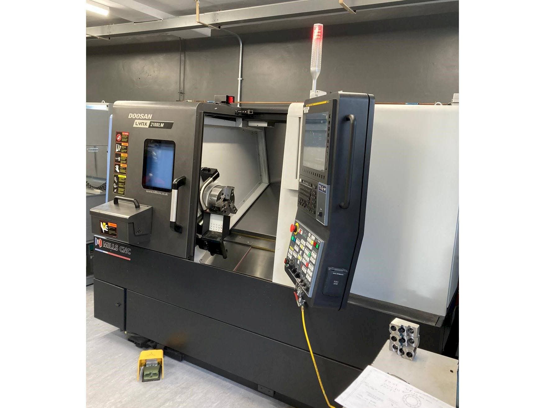 Vista frontale della macchina Doosan Lynx 2100 LMB