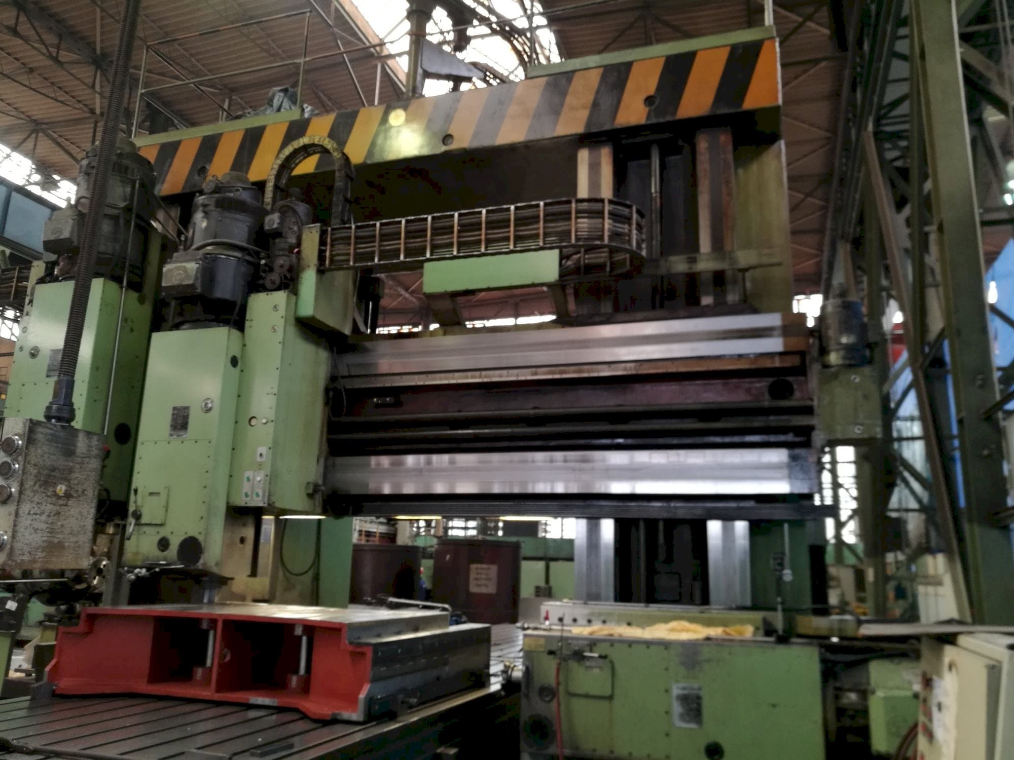 Vista frontale della macchina TOS FRV-D 20 x 40