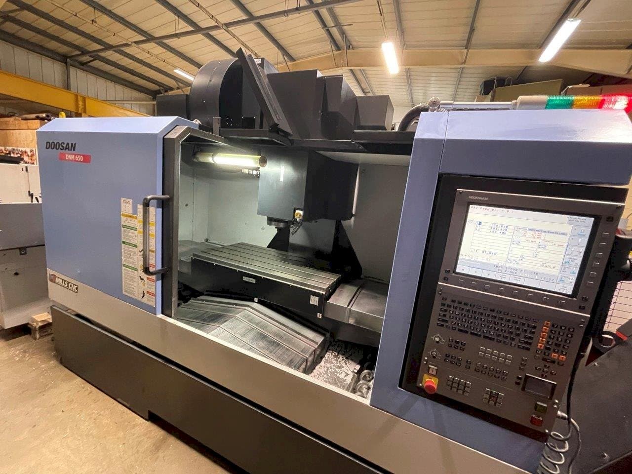 Vista frontale della macchina Doosan DNM650