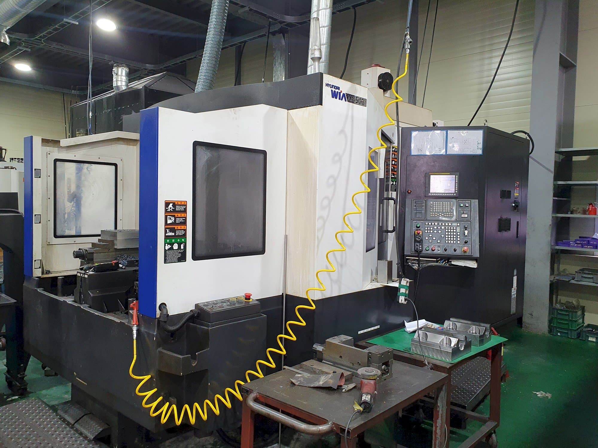 Vista frontale della macchina Hyundai Wia KH50G