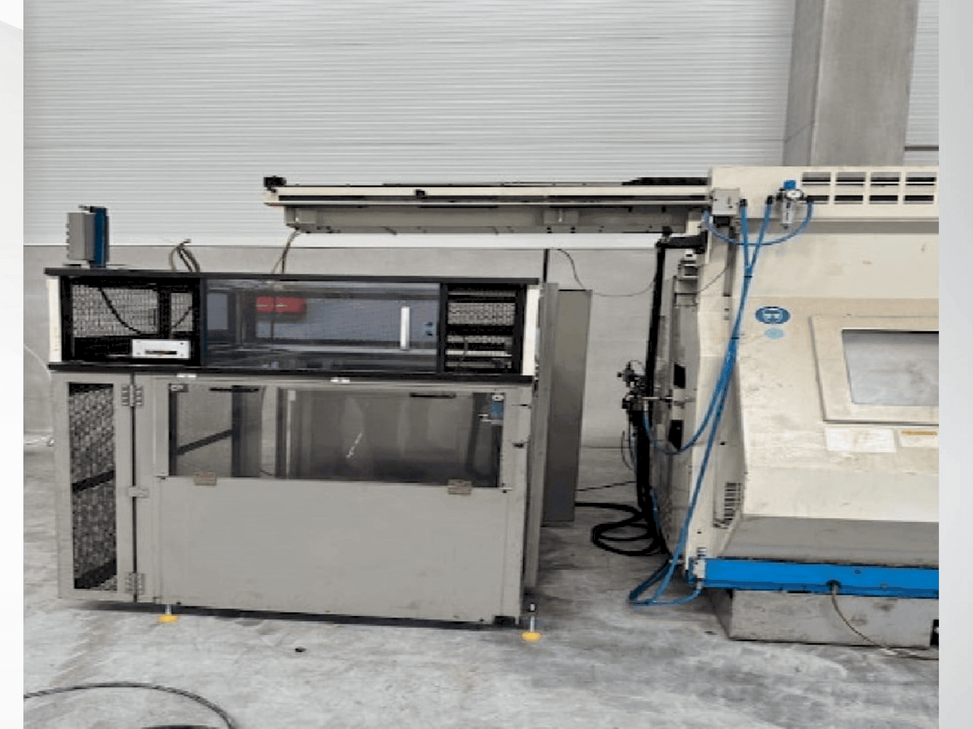 Vista frontale della macchina Okuma LT 10-M