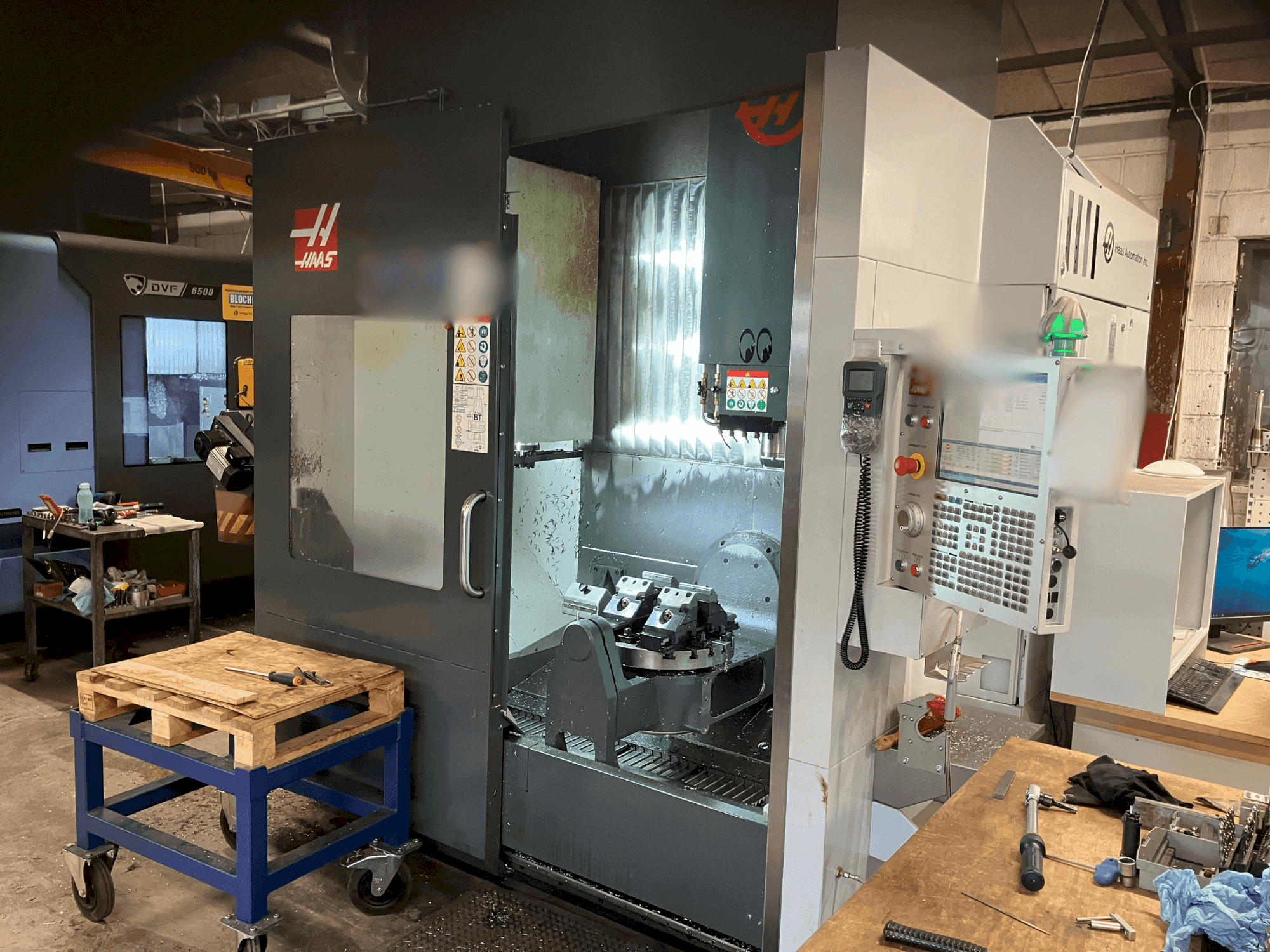 Vista frontale della macchina HAAS UMC-750