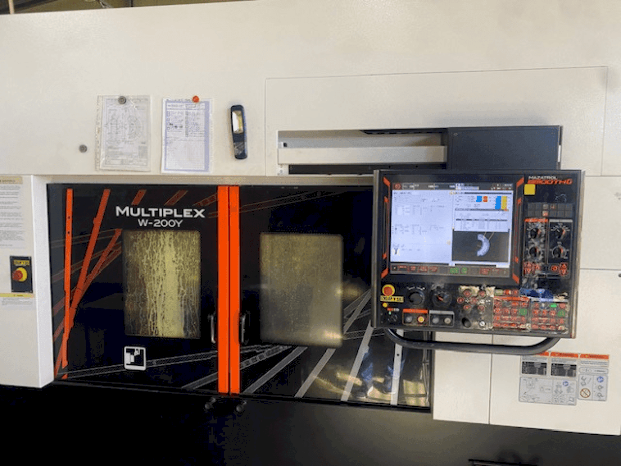Vista frontale della macchina Mazak multiplex 200 y