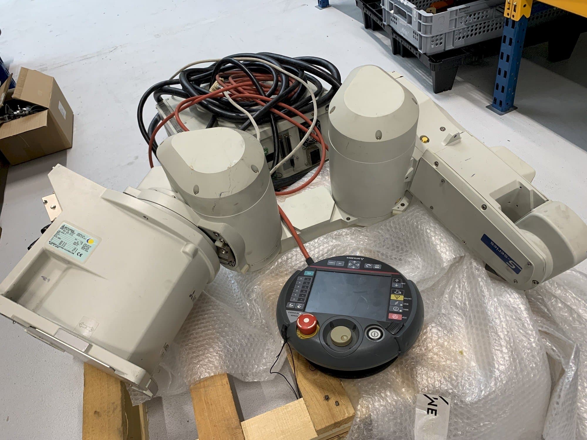 Vista frontale della macchina Mitsubishi Melfa RV 6S