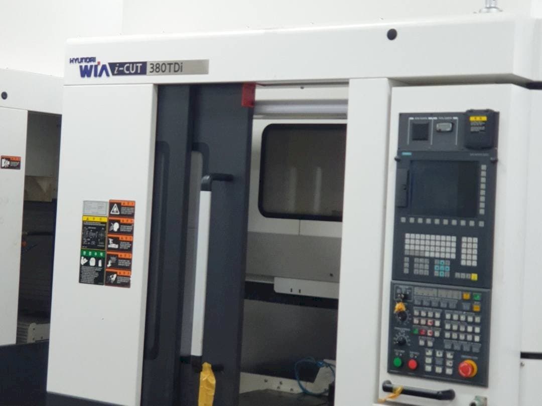 Vista frontale della macchina Hyundai Wia i-CUT380TDi