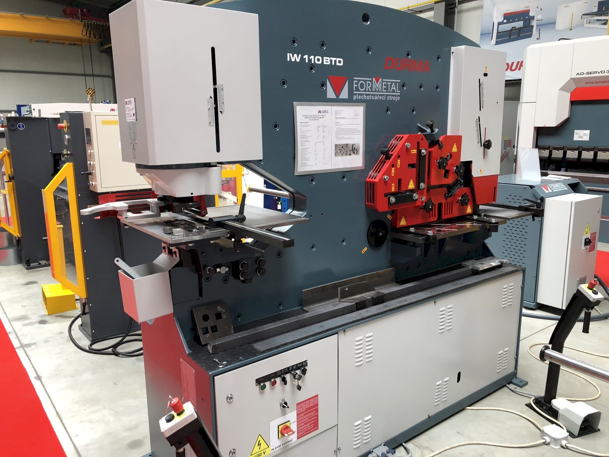 Vista lato sinistro della macchina Durma IW 110/180 BTD