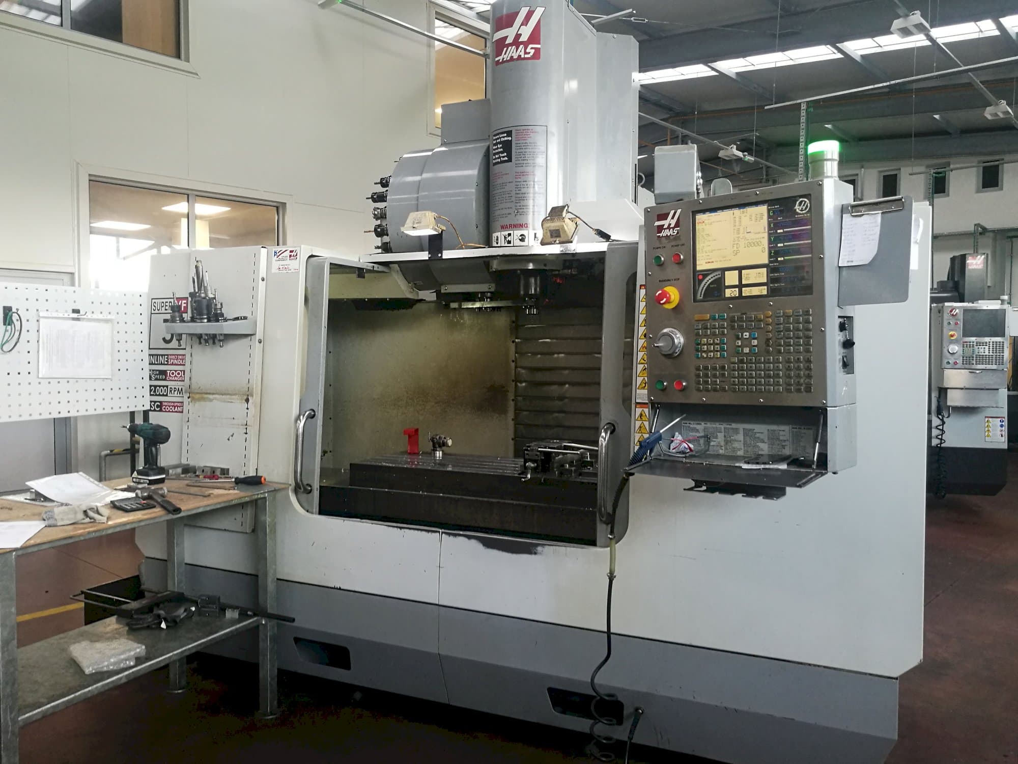 Vista frontale della macchina HAAS VF-3SSHE
