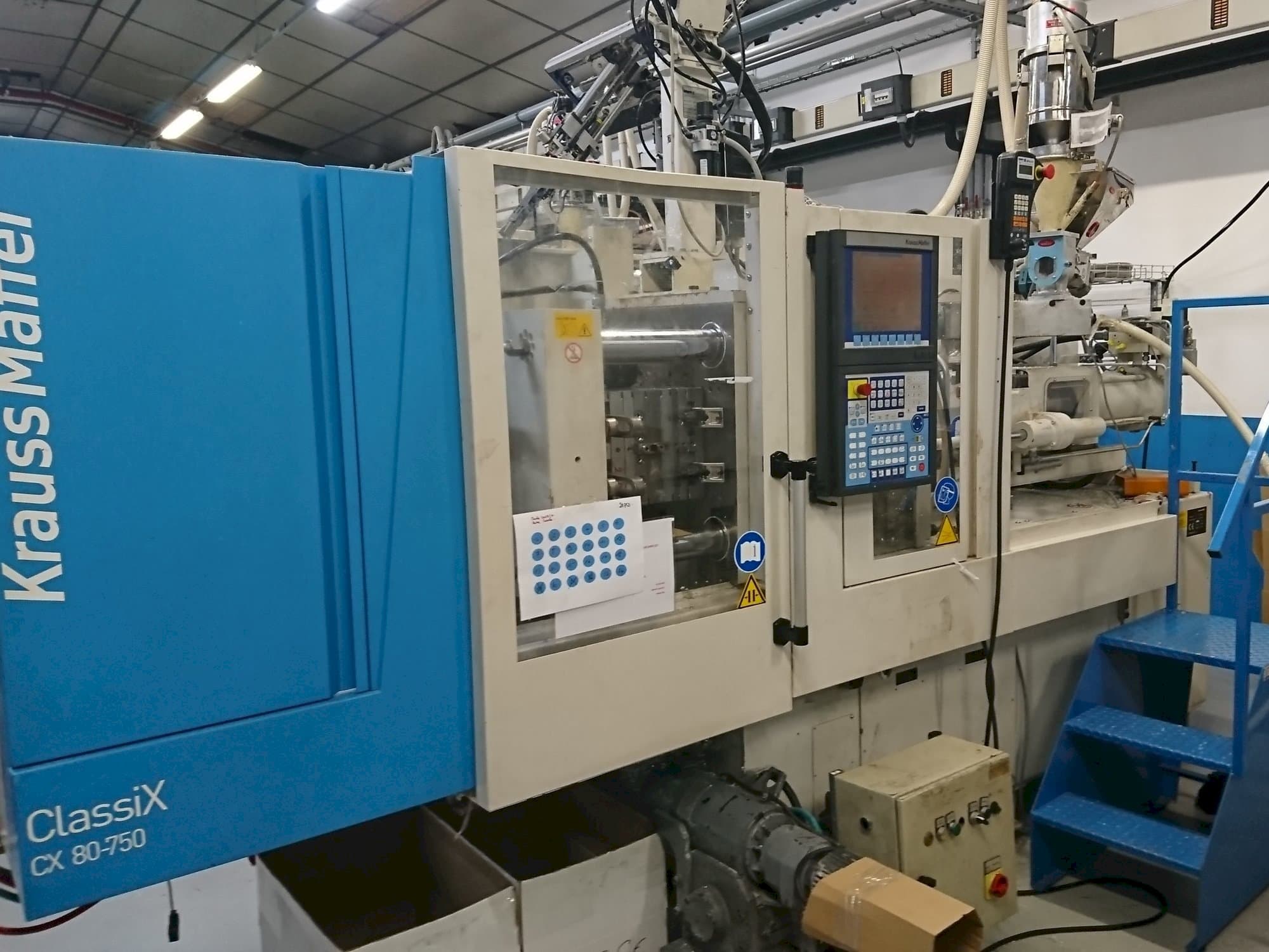 Vista frontale della macchina Krauss Maffei 80-750 CX