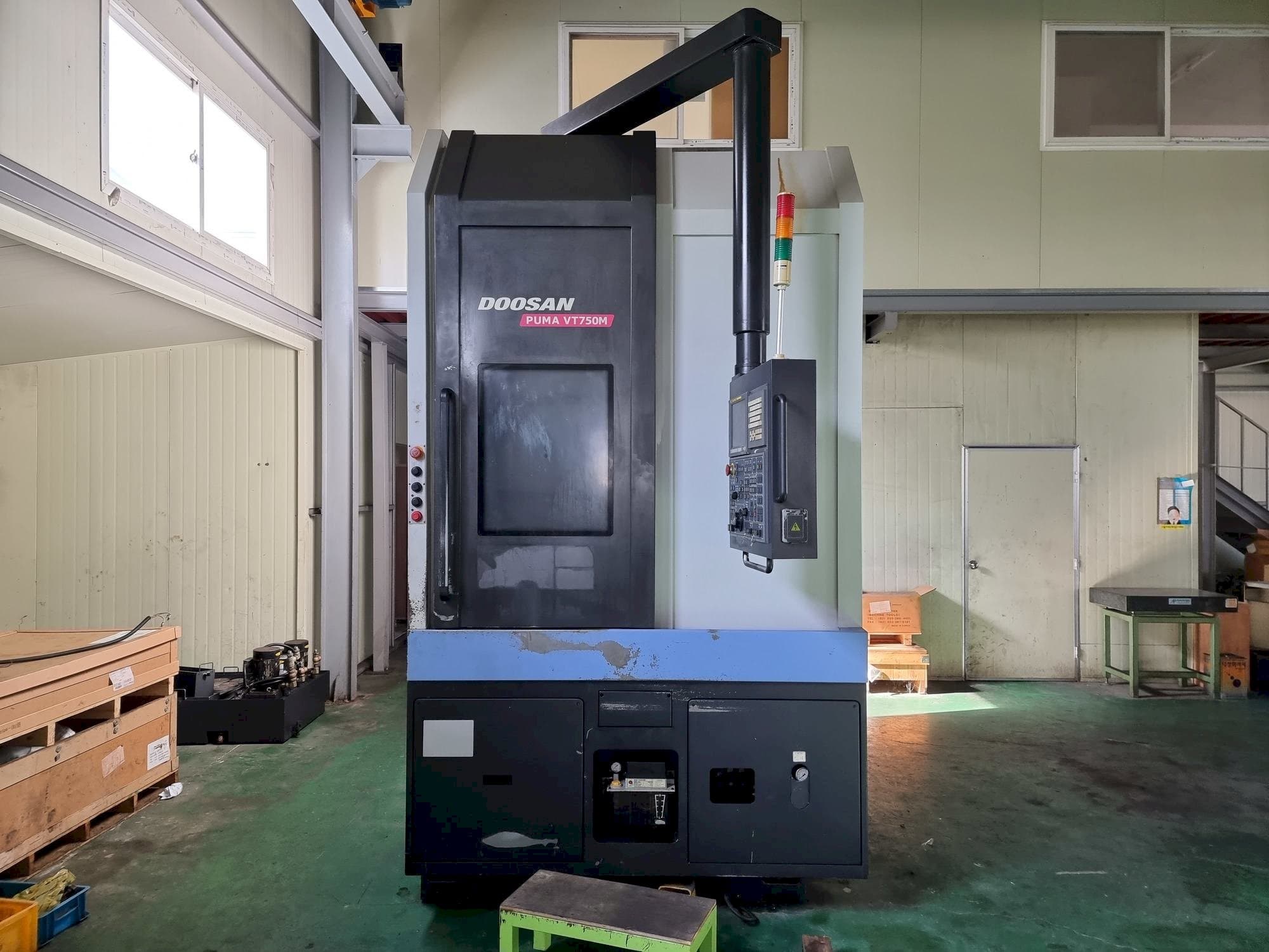 Vista frontale della macchina Doosan Puma VT750M
