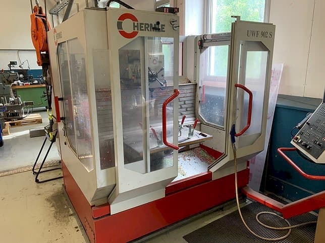 Vista frontale della macchina HERMLE UWF 902 S