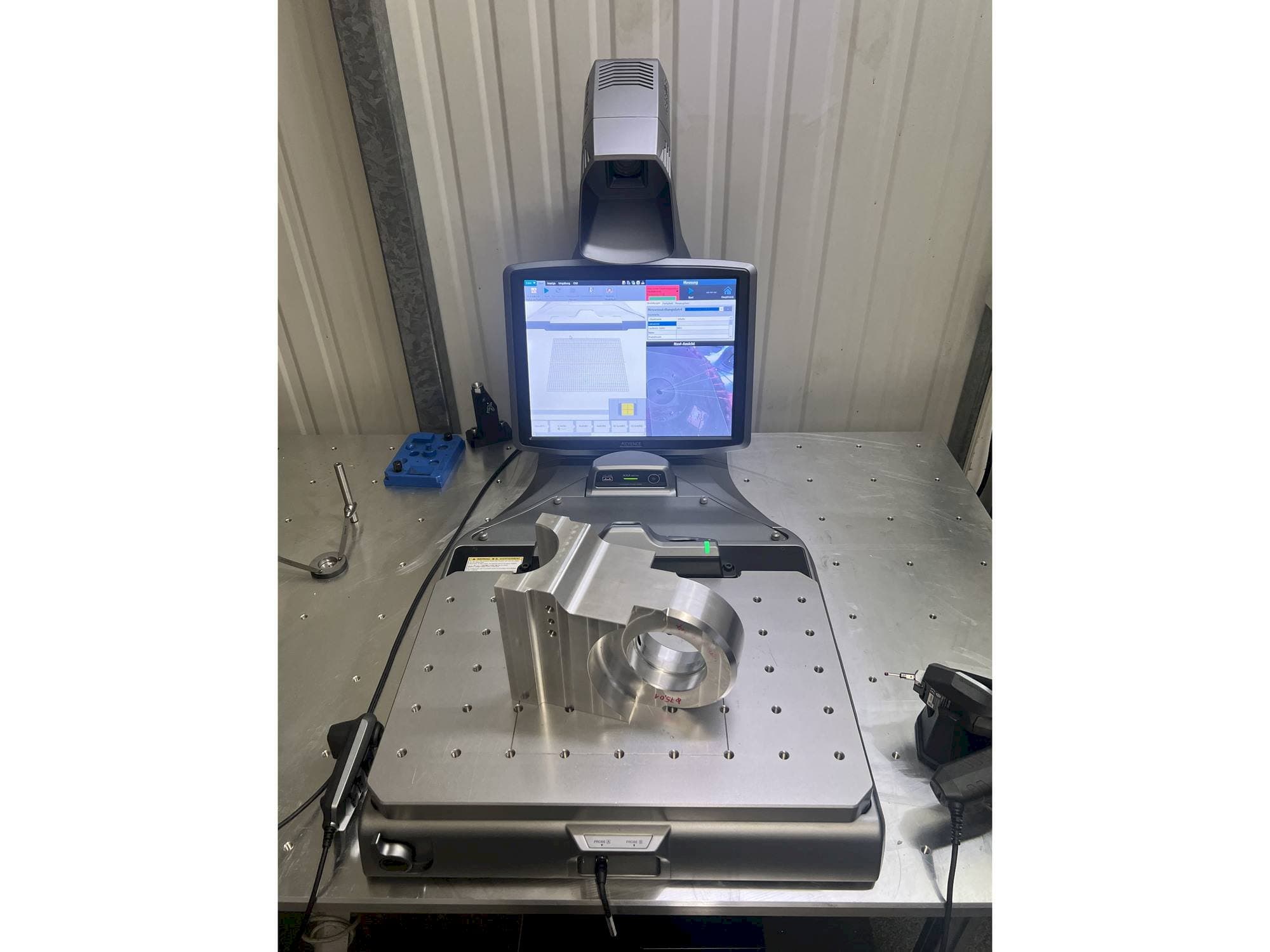 Vista frontale della macchina KEYENCE XM-C1000