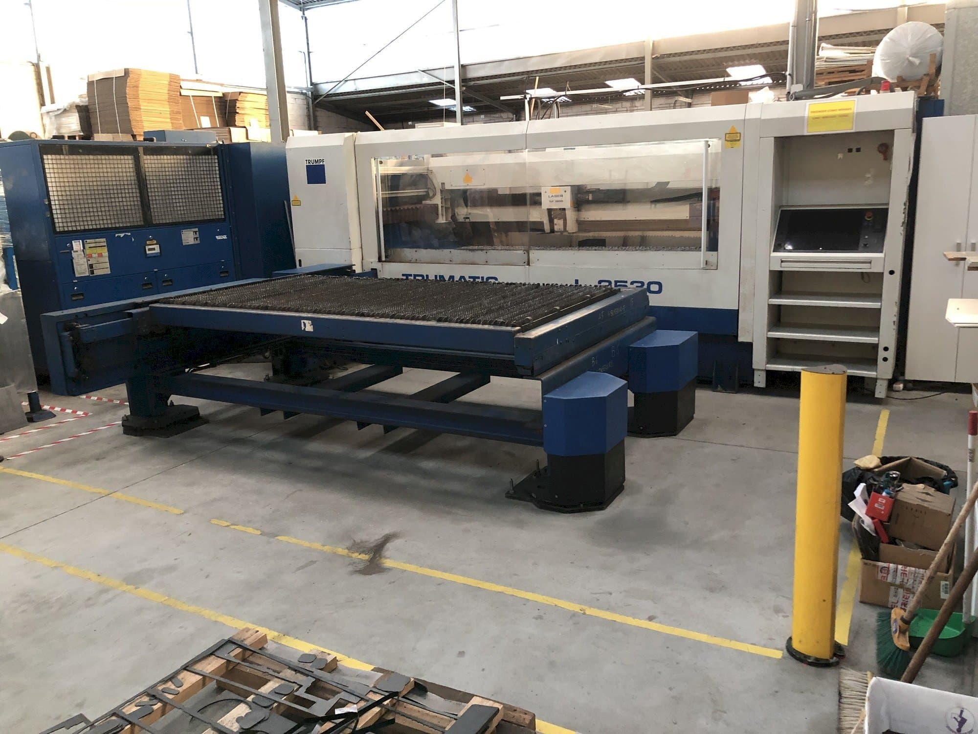Vista frontale della macchina Trumpf Trumatic L2530