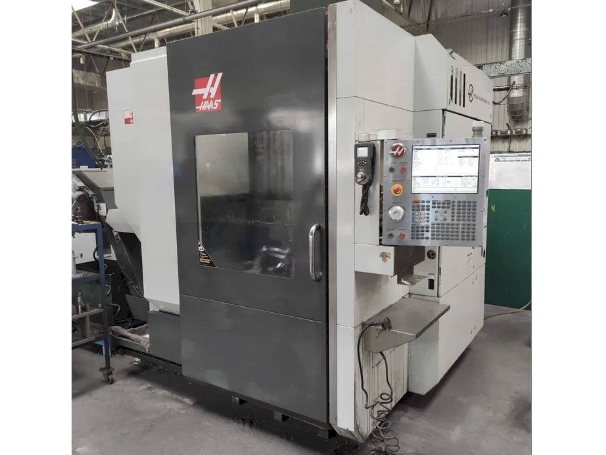 Vista frontale della macchina HAAS UMC-750