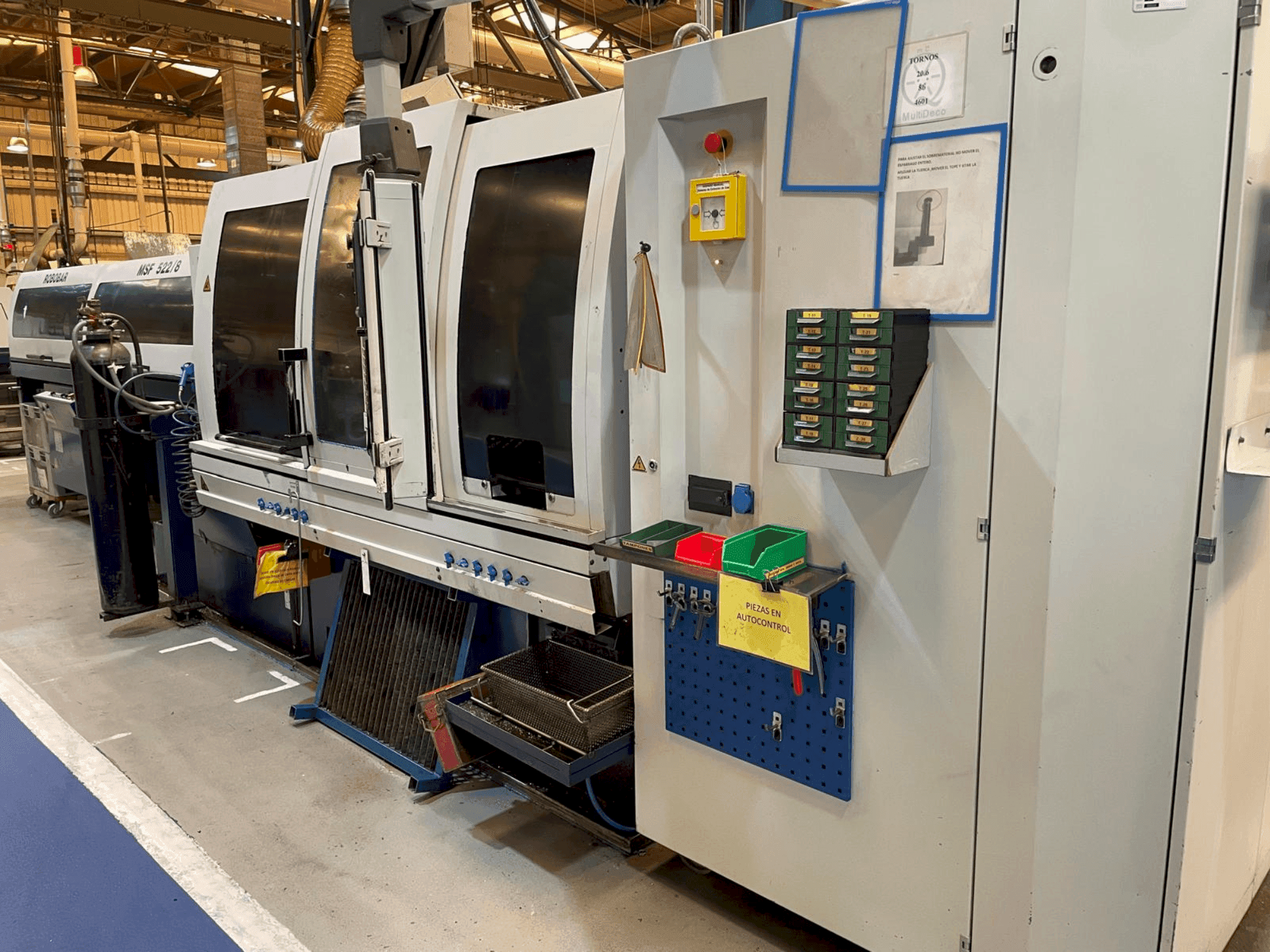 Vista frontale della macchina TORNOS MultiDeco 20-8b