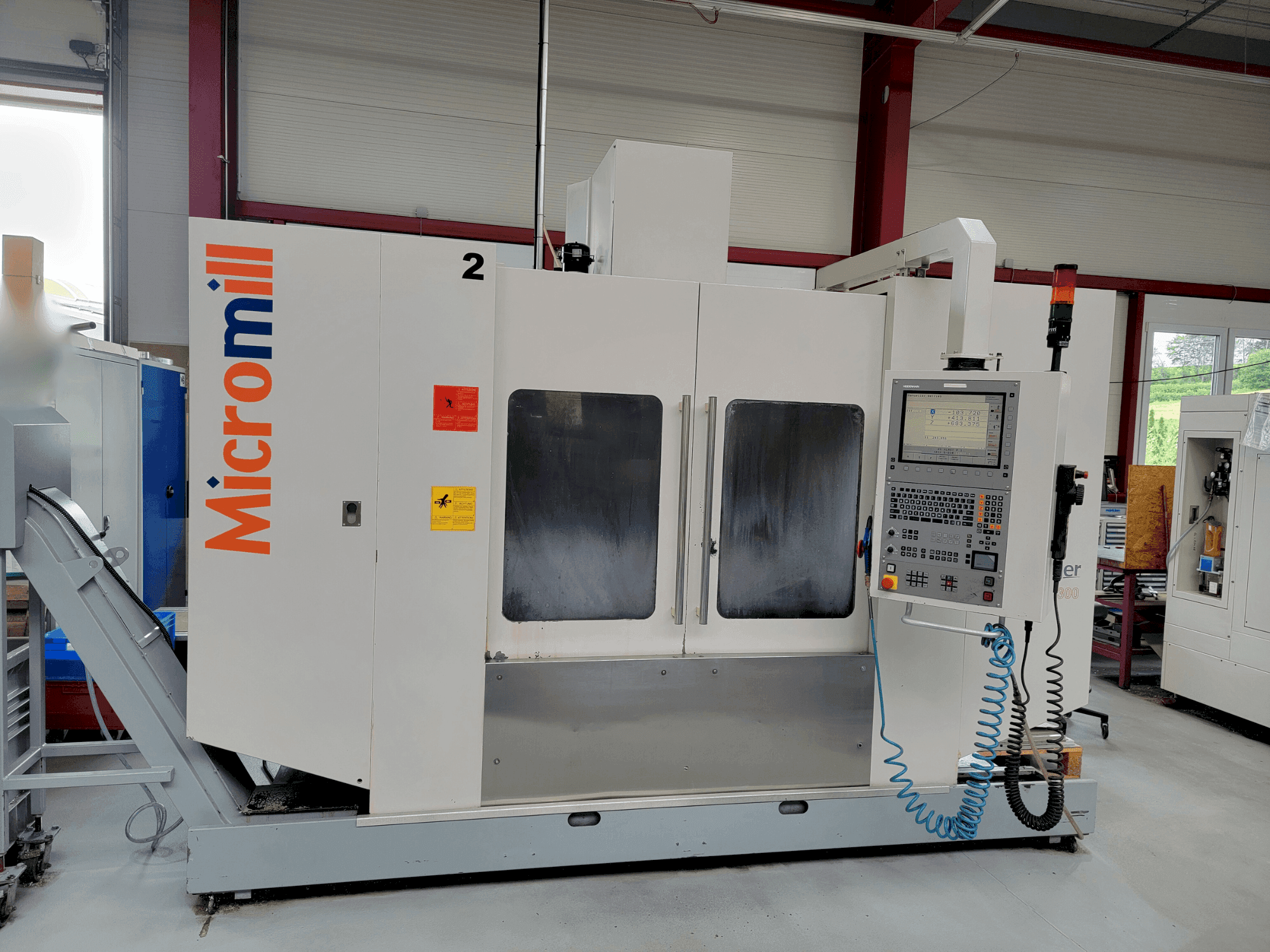 Vista frontale della macchina BUFFALO Micromill VMC 1300