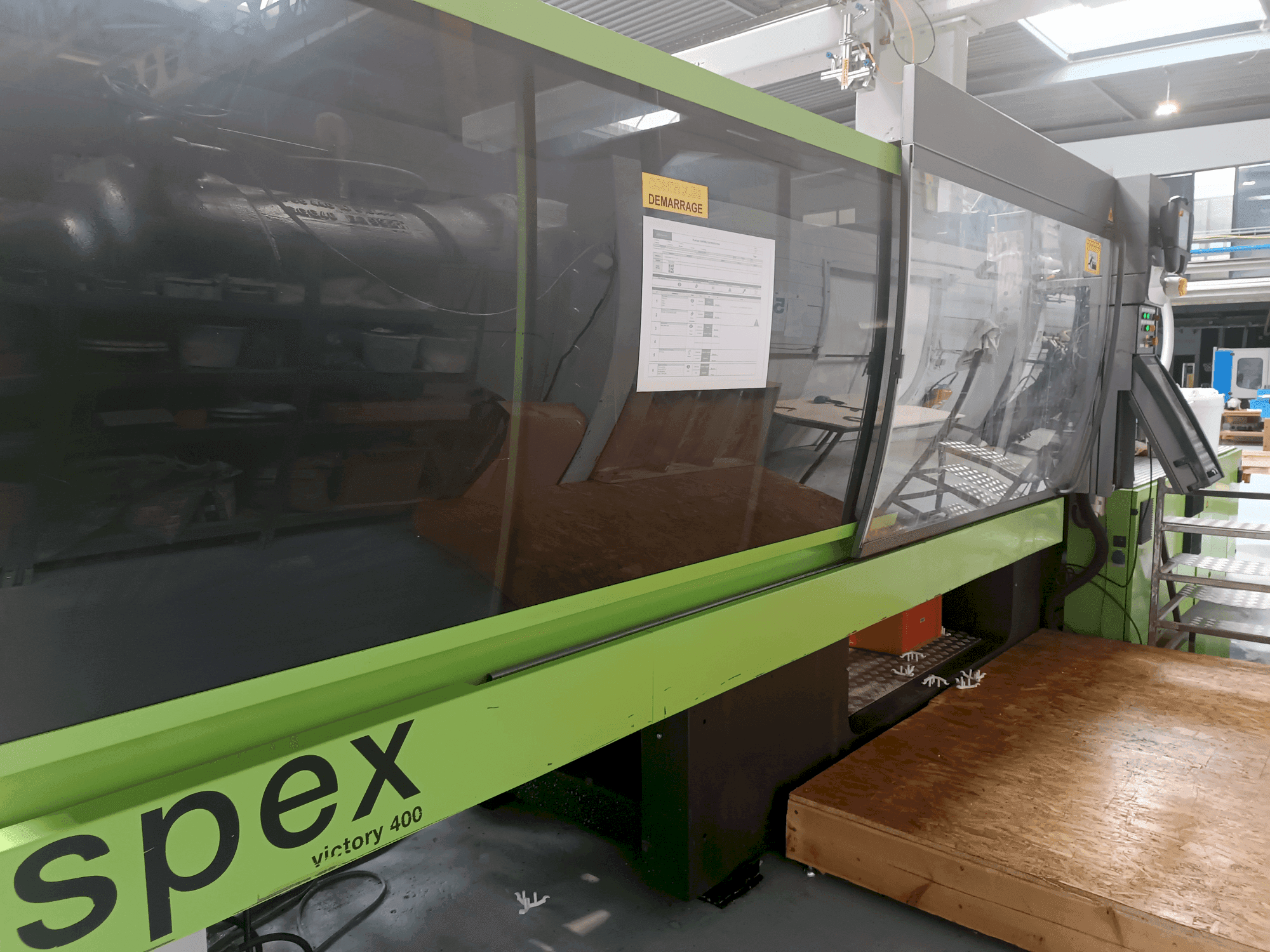 Vista frontale della macchina Engel Victory 1350 400HL Spex