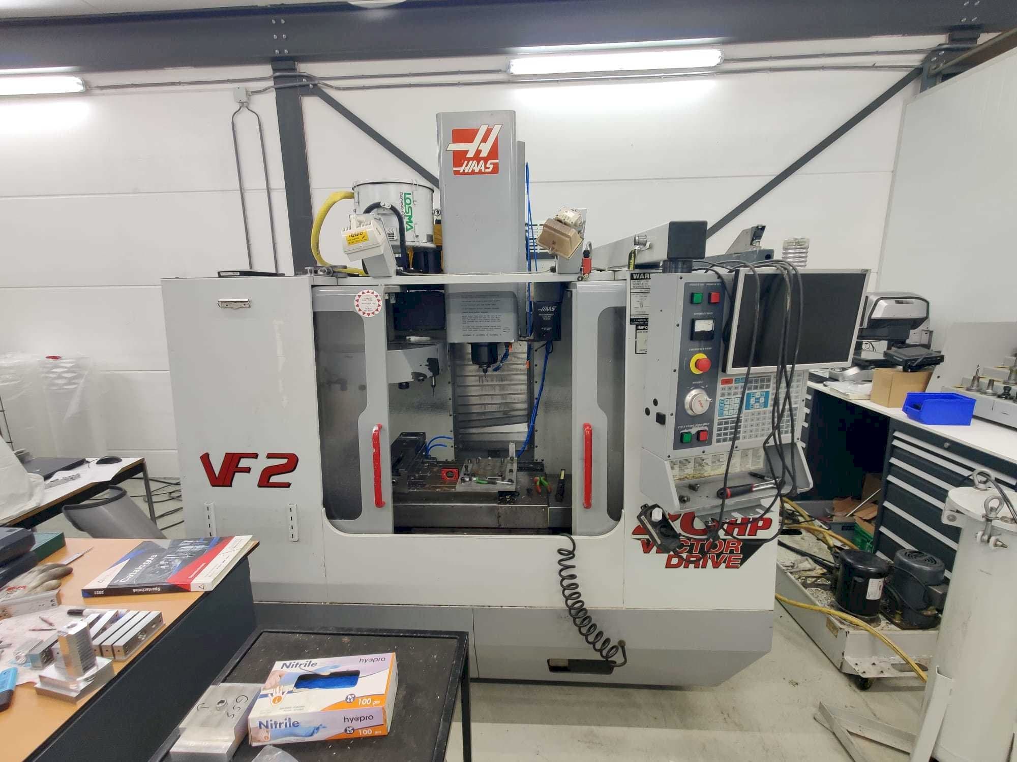 Vista frontale della macchina HAAS VF2HE